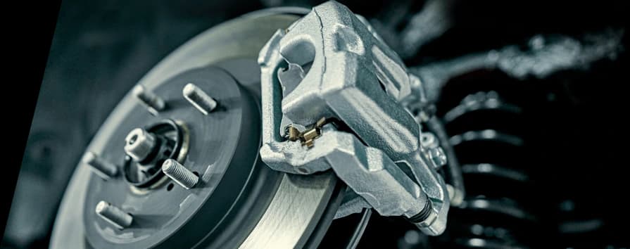 Silberner Bremssattel montiert auf Bremsscheibe zeigt professionelle Installation und Leistungs-Bremskomponenten