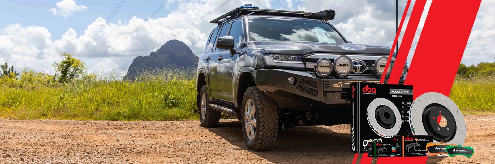 Toyota Land Cruiser auf einer Outback-Schotterpiste neben der Verpackung von DBA 4000 Series Bremsscheiben und -belägen