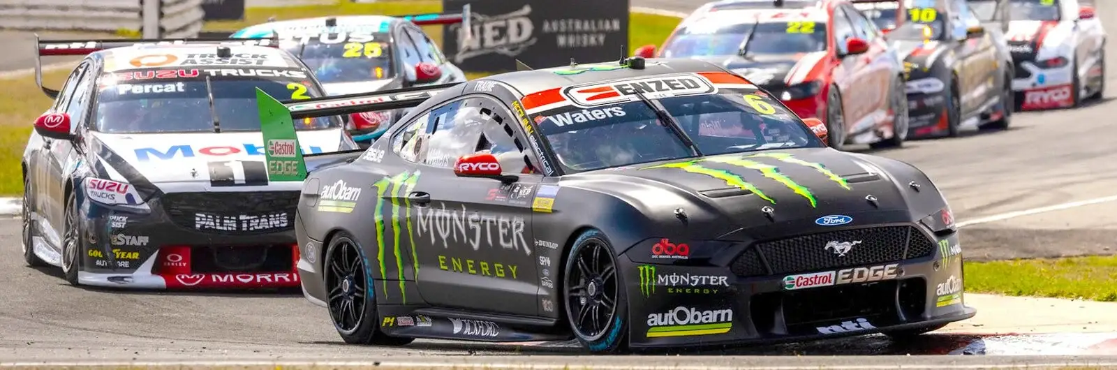 Monster Energy Ford Mustang Supercar an der Spitze eines Feldes von Rennwagen auf der Rennstrecke