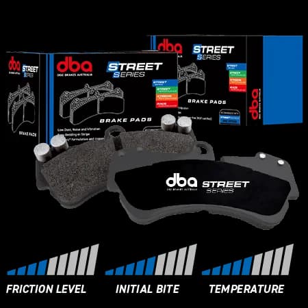 DBA Street Series Bremsbeläge mit schwarzen Trägerplatten und Reibmaterial neben Verpackungen für OE-Ersatzanwendungen