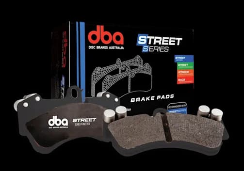 DBA Street Series Bremsbeläge mit schwarzen Trägerplatten und Reibmaterial neben der Verkaufsverpackung