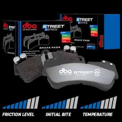 DBA Street Series EV Bremsbeläge mit grauen Trägerplatten und Spezialreibmaterial neben Verpackungen für Elektrofahrzeuge
