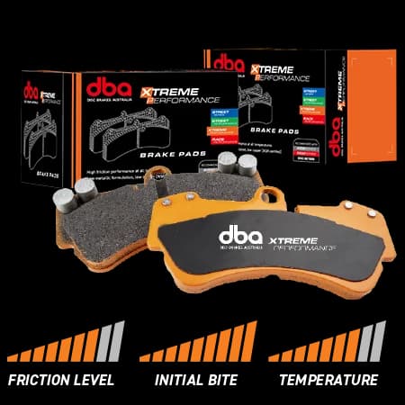 DBA Xtreme Performance Bremsbeläge mit orangefarbenen Trägerplatten und Reibmaterial neben der Verkaufsverpackung