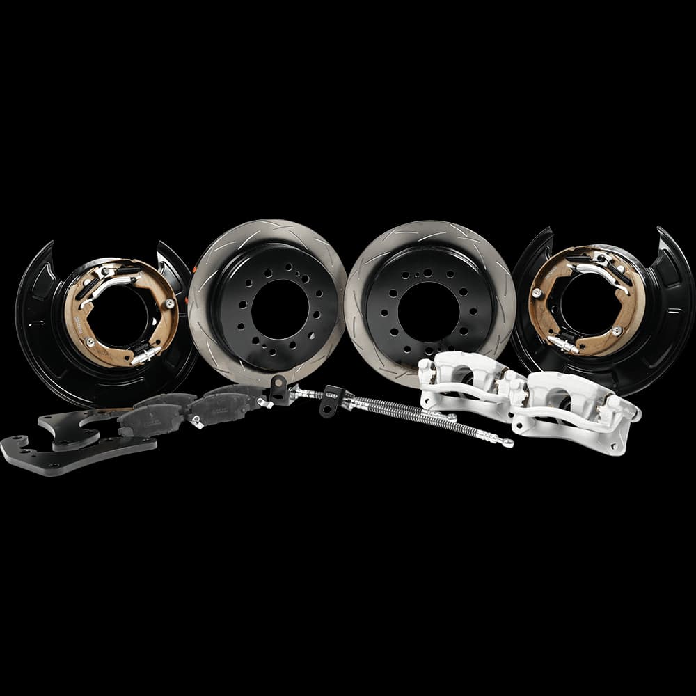 Komplettes Trommel-zu-Scheibe Brems-Umrüstkit mit Bremsscheiben, Bremssätteln, Bremsbacken, Ankerblechen und Hardware-Komponenten auf weißem Hintergrund