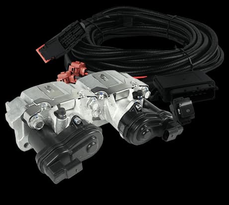 DBA elektrische Parkbremsen-System Komponenten inklusive Kabelbäume und elektronische Stellmotor-Module auf weißem Hintergrund