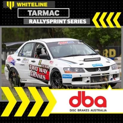 DBA Partnerschaft mit Whiteline Tarmac RallySprint Series - NSSCC Sydney Motorsport Weißer Mitsubishi Lancer Evolution Rallye-Wagen mit DBA Brems-Sponsoring im Wettbewerb bei Whiteline Tarmac RallySprint Series am Sydney Dragway, veranstaltet von NSSCC