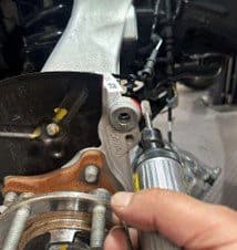 Schritt 4C: Markierung von überschüssigem Gussmaterial an Original-Radnabe zur Aufnahme des DBA-Hochleistungsbremssattels Techniker markiert Kontaktpunkte am Original-Radnabengehäuse, wo überschüssiges Material für DBA-Bremssattelfreiraum entfernt werden muss