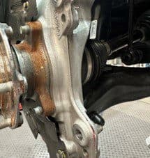 Schritt 4D: Fertiges modifiziertes Original-Radnabengehäuse mit entferntem überschüssigem Material für korrekte DBA-Bremssattelpassung Modifiziertes Original-Radnabengehäuse nach Entfernung des überschüssigen Materials mit korrektem Freiraum für DBA-Bremssattelinstallation